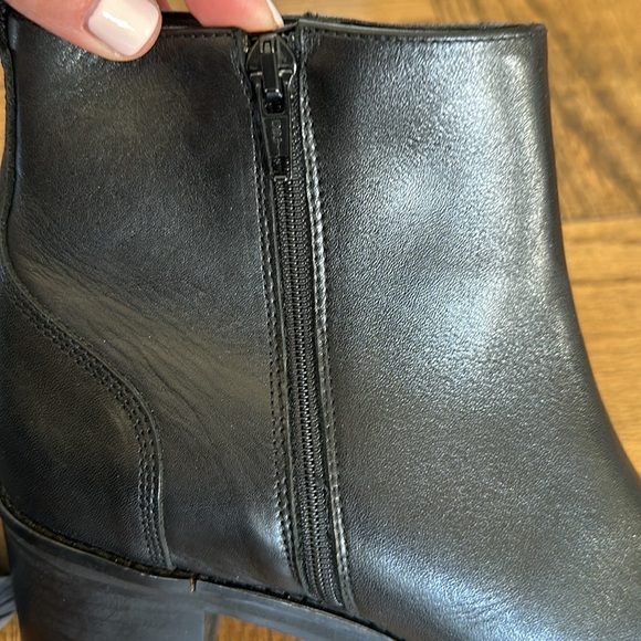 Andre’ Assous black leather ankle boots 
Size 9 - Picture 8 of 10